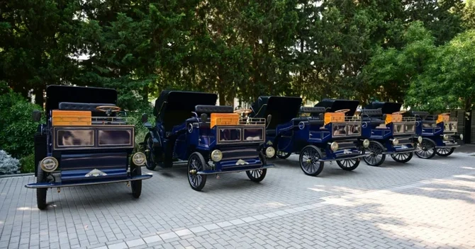 Bulvarda yeni xidmət: Elektrik mühərrikli retro faytonlar istifadəyə verildi