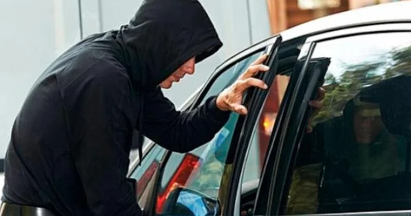 Bakıda iş adamının avtomobilindən külli miqdarda pul oğurlandı