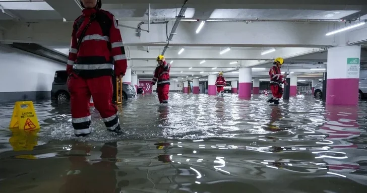 Гонконг под водой: объявлено наивысшее черное предупреждение из за мощных ливней