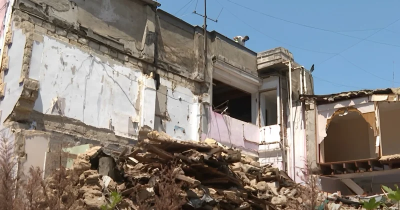 Bakıda evlərdə sakinlər yaşadığı halda söküntü işləri aparılır