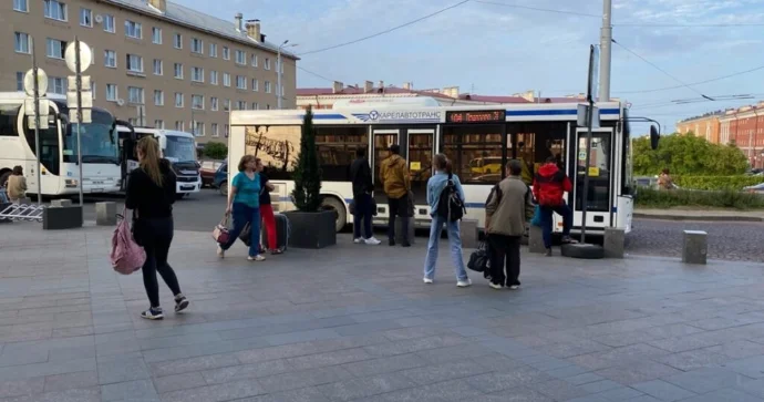 Turist hərəkətləri avtobusdakları qorxutdu