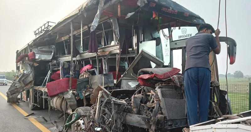 Hindistanda zəvvarları daşıyan avtobus qəza törədib, 18 nəfər ölüb