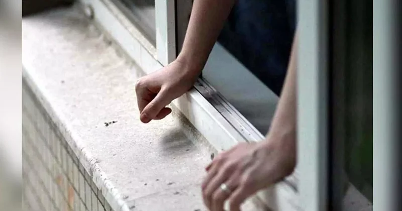 В центре Гянджи девушка выпала из окна