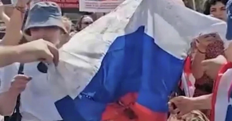 Dövlət Duması Tbilisidə Rusiya bayrağının yandırılmasına etiraz edib