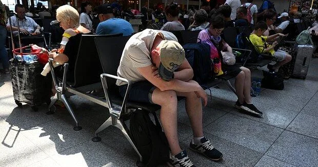 Rusiyada yüzlərlə sərnişin aeroportda qalıb FOTO