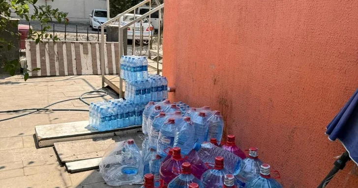 АПБА: В Баку выявлены нарушения условий хранения бутилированной воды