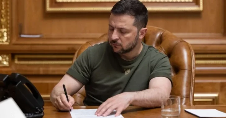 Зеленский подписал закон: военная служба на Украине теперь возможна и после 60 лет