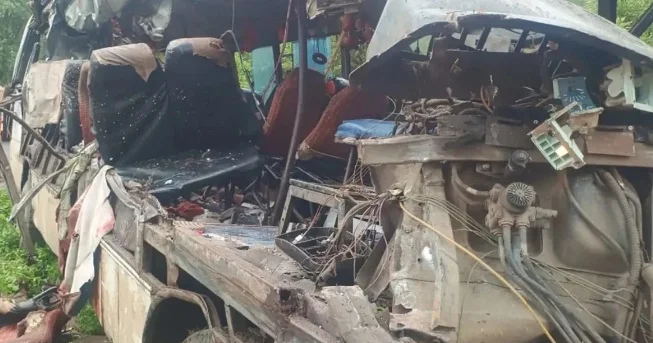 Yük maşını avtobusa çırpılıb 18 nəfər ölüb
