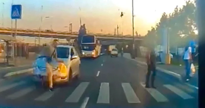 Maşını görə görə yola qaçan gənc oğlan qəzanın bir addımlığından döndü; yerə yıxıldı VİDEO