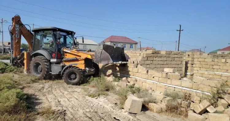 Qaradağda sənədsiz tikili söküldü FOTOLAR