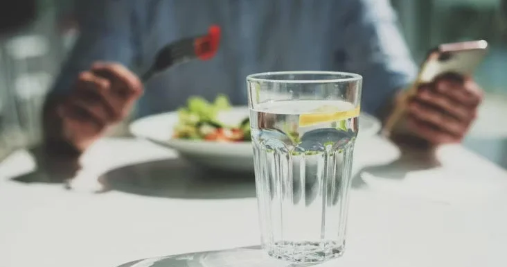 Alimlər müəyyən ediblər ki, nahar zamanı bir stəkan su içmək arıqlamağa mane olur