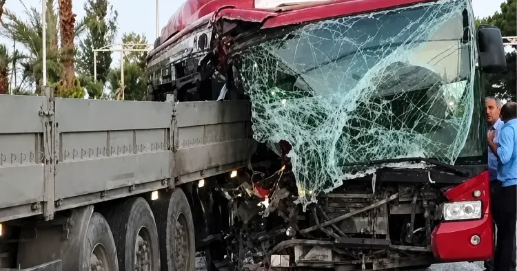 Avtobus yük maşınına çırpıldı: Zərəri hansı sığorta ödəyəcək? Ekspertlər AÇIQLADI