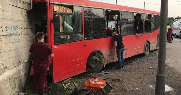 Bakıda yük maşını sərnişin avtobusu ilə toqquşdu Video