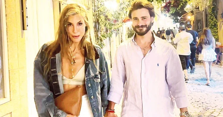 Çağla sevgilisi ilə əl ələ