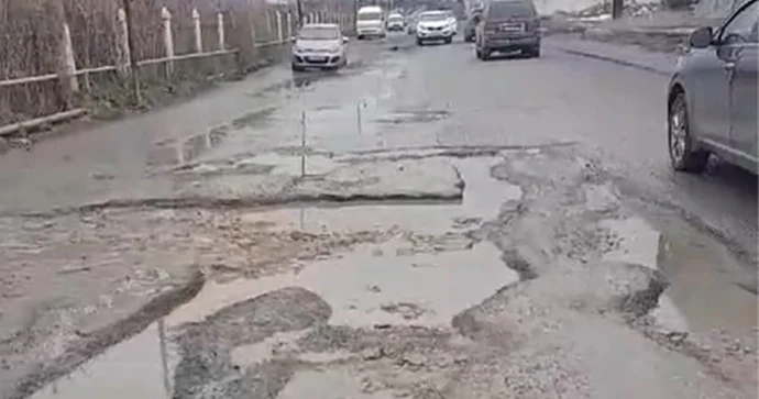 Xırdalana giriş çətinləşdi: Kanalizasiya suları yolu dağıtdı VİDEO