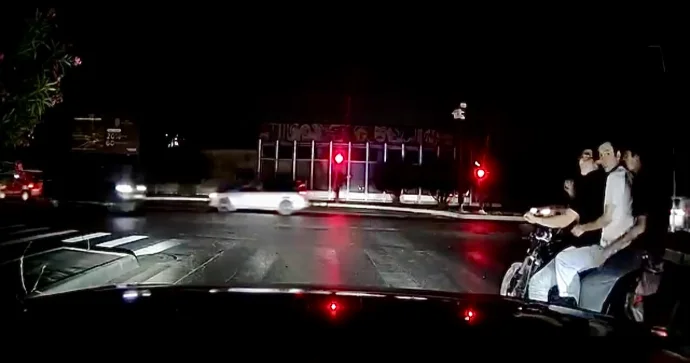 Qaydaları saymayan motosiklet sürücüsü iki sərnişinlə qırmızı işıqdan keçdi VİDEO