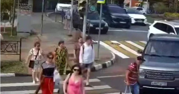 Pedalların yerini səhv saldı; iki piyadanı vurdu, 3 avtomobil zərər gördü VİDEO