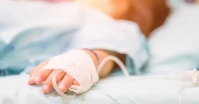 4 yaşlı qız ASAN Xidmətin ikinci mərtəbəsindən yıxılaraq ölüb