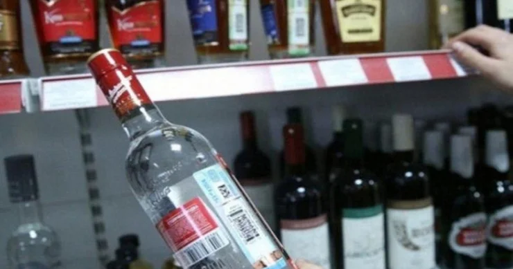 Külli miqdarda spirtli içki marketlərdən YIĞIŞDIRILDI: saxta imişlər...