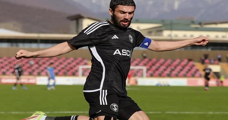 Əmirli yeni komandasının düşərgəsinə yollandı