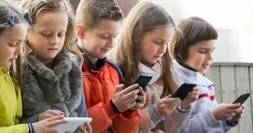 Valideynlər telefon əvəzinə uşaqlara faydalı vərdişlər qazandırmağa çalışmalıdırlar Açıqlama
