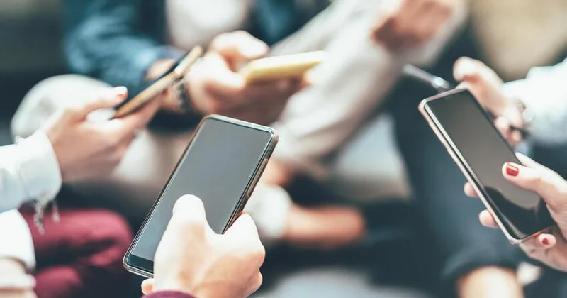 Telefonunuz sizi öldürə bilər: Alimlər cihazın saxlandığı təhlükəli yerləri açıqlayıb
