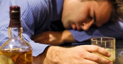 Alkoqollu içkilər insana nə edir?