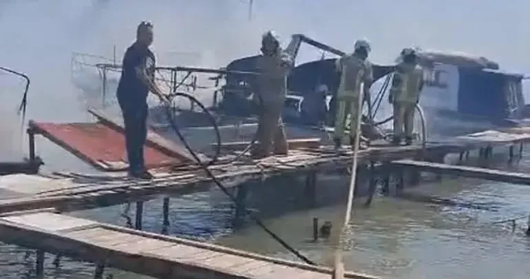 Yanan beş qayıqdan ikisi batıb