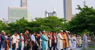 Bu ölkədə küçədə namaz qılmaq qadağan edilə bilər