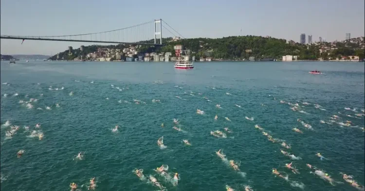 Bosfor bozağında itkin düşən üzgüçünün sağ qalma şansı AZDIR