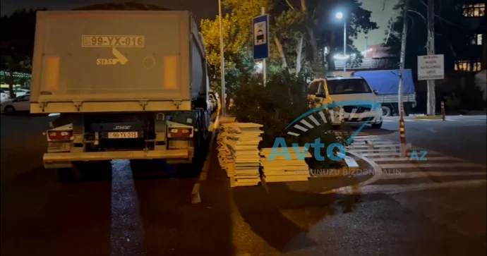 Bakıda hər gün qaydaların pozulduğu küçə; taksi duracağı da, səki də zəbt edilib VİDEO