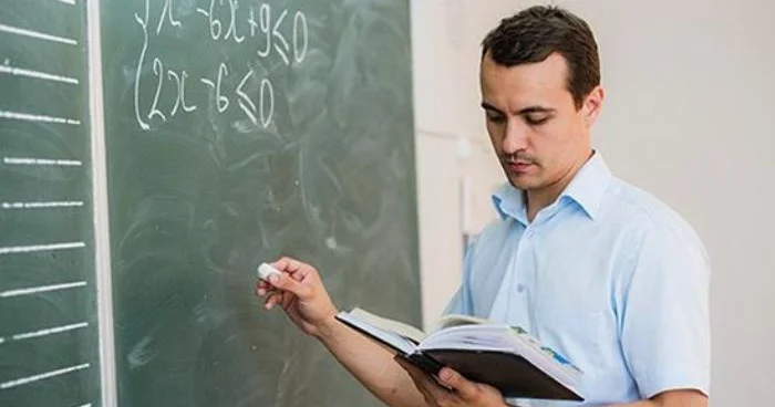 Xanımlaşan məktəblər: Kişiləri təhsilə necə qaytarmalı?