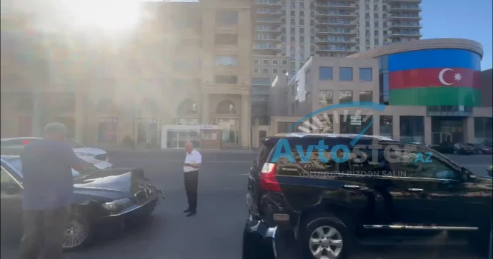 Ara məsafəsini düzgün hesablamayan “BMW” sürücüsü maşını “Toyota”ya çırpdı VİDEO
