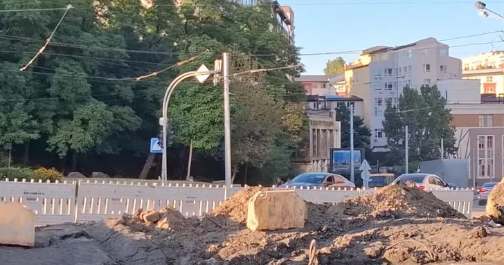 Baku TV показало поврежденное в результате российского удара посольство Азербайджана в Киеве