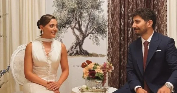 Məşhur Türkiyə aktrisası nişanlandı Foto