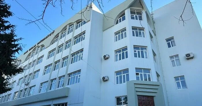 Сотни студентов одного из университетов перевели в другие вузы
