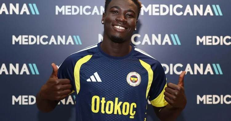 Fənərbaxça 12 milyon avroya müdafiəçi transfer etdi RƏSMİ