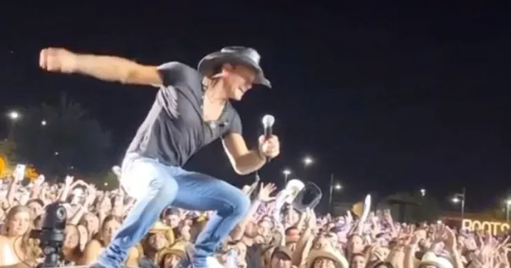 Tim McGraw səhnədə yıxıldı, amma konserti dayandırmadı