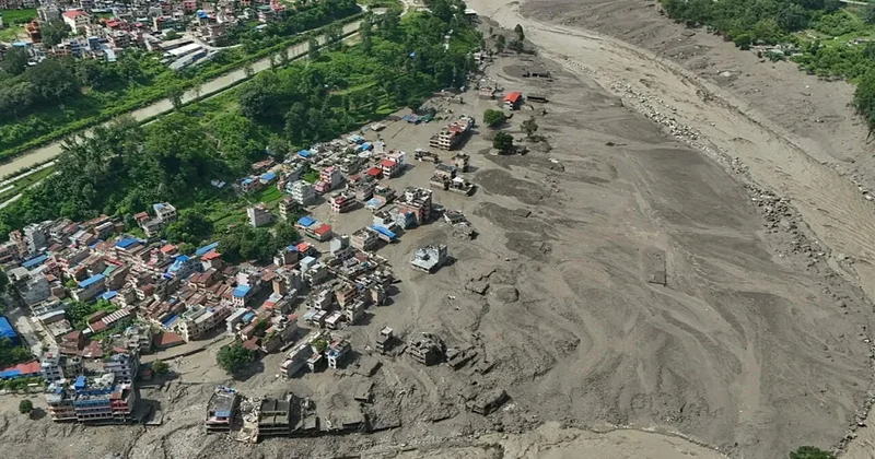 Несколько районов Непала до сих пор отрезаны водой после наводнения ВИДЕО