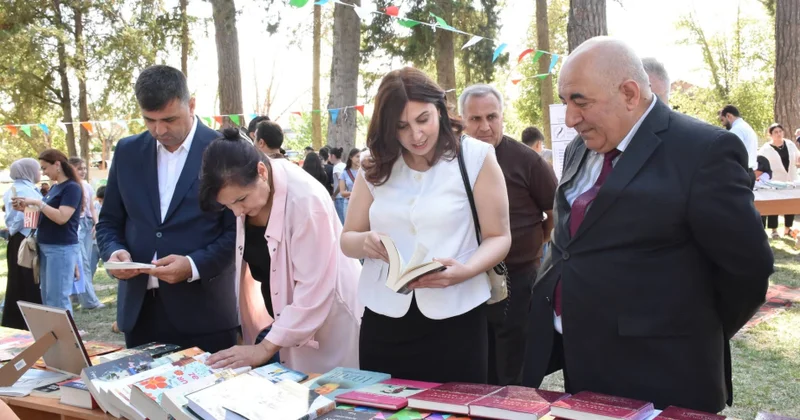 Zəfər parkında mütaliə və melodiya: Fəal gənclərə kitablar hədiyyə olunub FOTO
