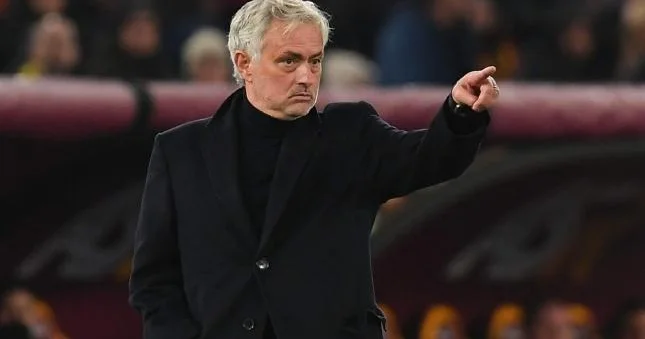 Mourinyodan "Qızıl top"la bağlı: Siyasət təsir edir