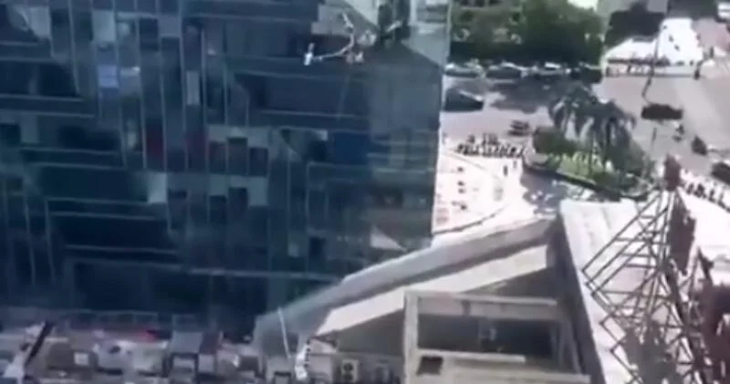 В Китае на стройках гигантские дроны начинают заменять краны ВИДЕО