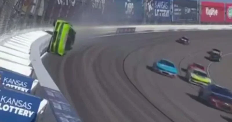 Гонщик NASCAR эпично проехал по стене на скорости 320 км/ч ВИДЕО
