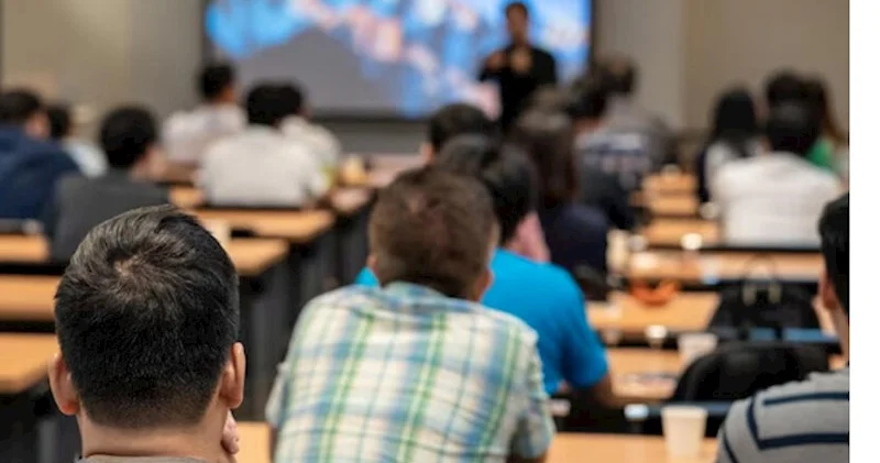 Ali təhsildə gerilik: Niyə universitetlərdə dərsliklər verilmir?