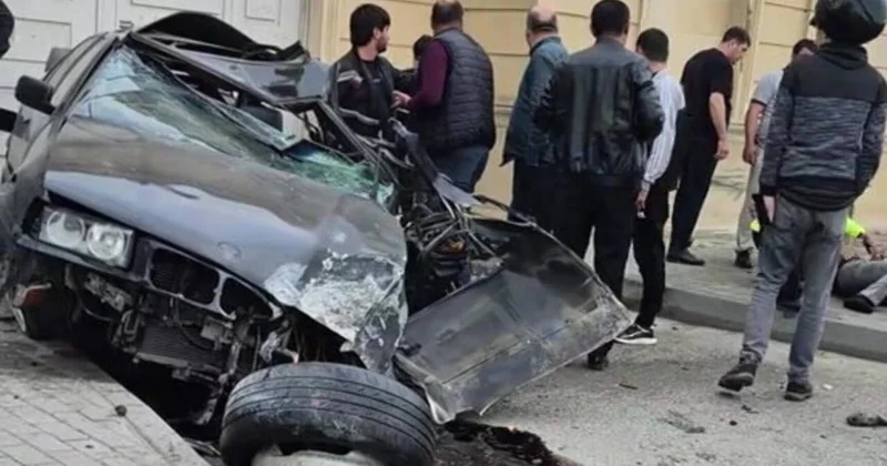 В Баку BMW разбился о бордюр ВИДЕО
