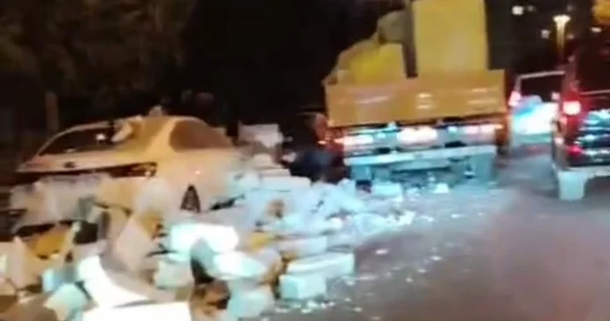 Bakıda daş daşıyan maşının yükü “KİA”nın üstünə aşıb əzik əzik etdi VİDEO