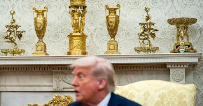 Трамп за свой счет украсил Белый дом золотыми деталями ВИДЕО