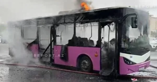 Sumqayıtda avtobus tamamilə yandı