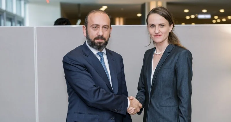 Mirzoyan Rumıniyanın XİN rəhbəri ilə Azərbaycan Ermənistan münasibətlərini müzakirə edib