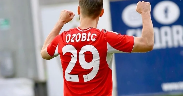 Ozobiç 10 fərqli mövsümdə qol vuran 57 ci futbolçudur
